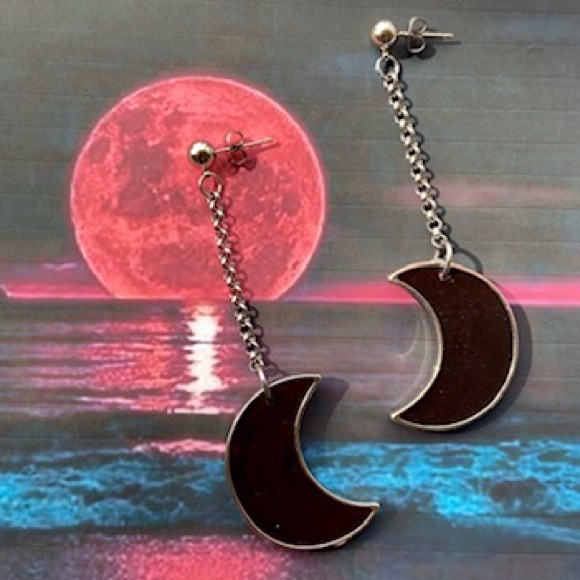 Dark Red resin & glitter crecent moon earrings - Picture 4 of 12